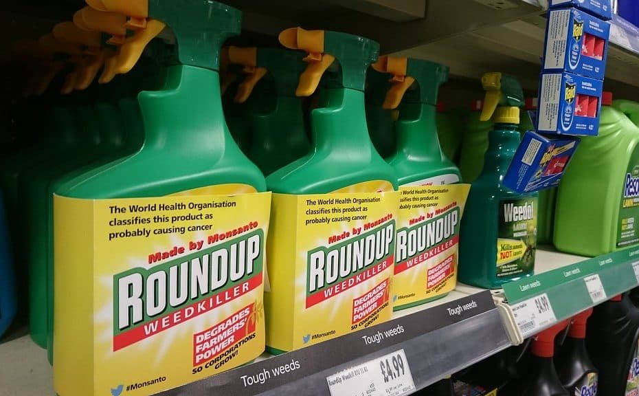 uno scaffale contenete del glifosato inglese
