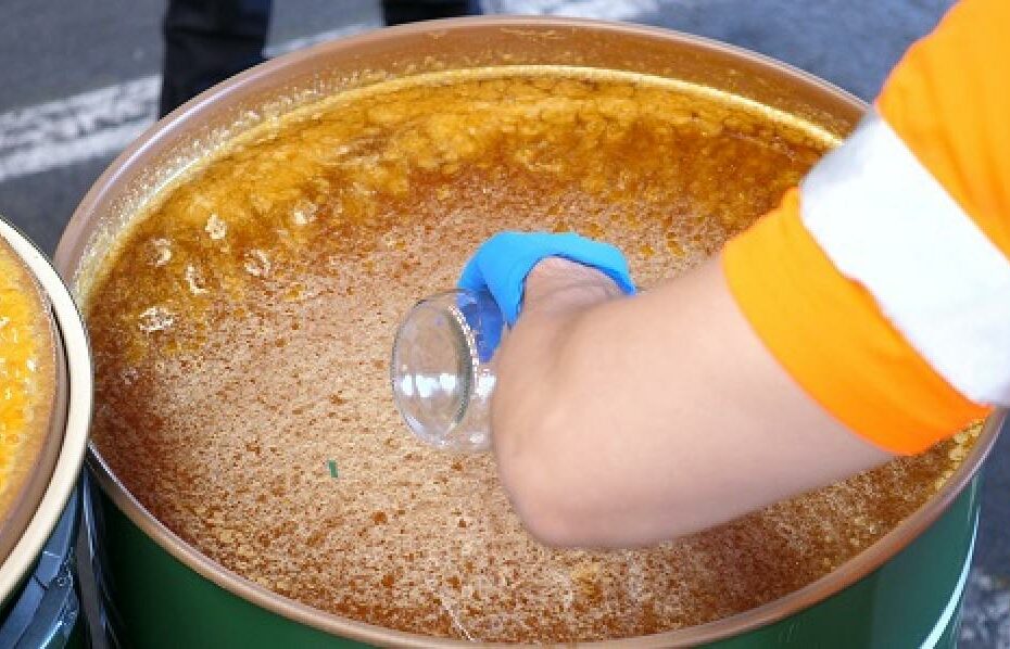 La OLAF preleva un campione casuale da un fusto contenete miele